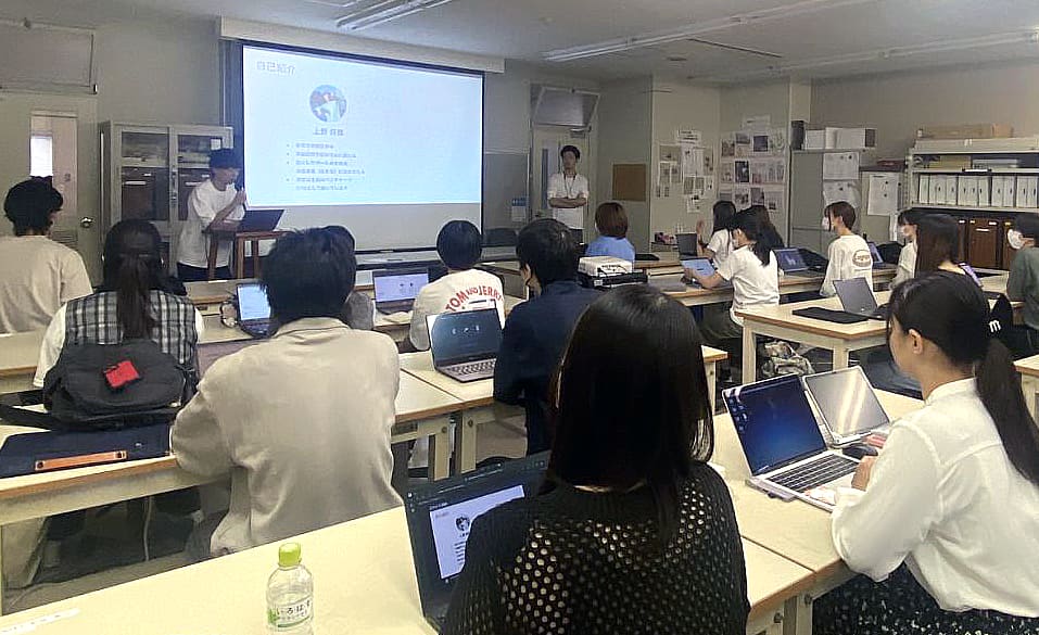 教室でノートPCを開いた学生に向けて授業を行う様子